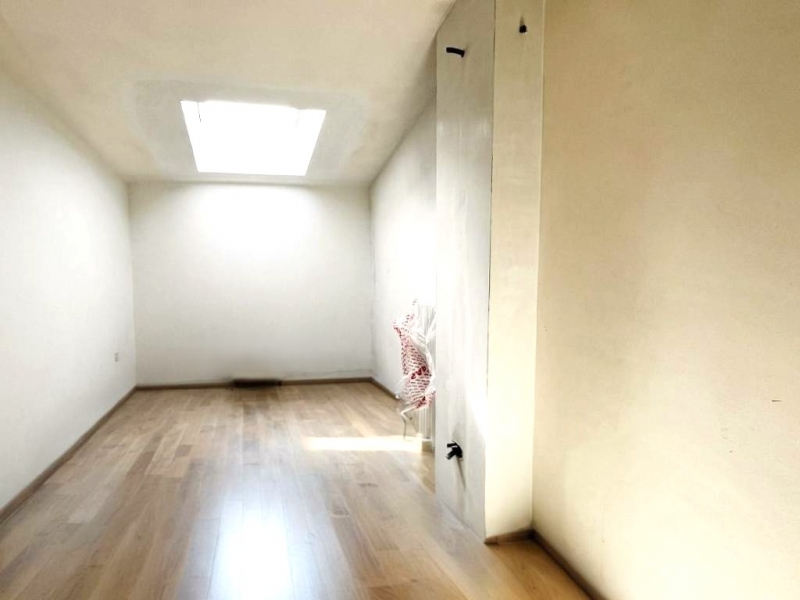 Centralissimo appartamento, di recente ristrutturazione, posto al piano ultimo.